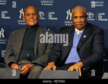 ***PHOTO*** Frank Robinson est décédé à New York, NY 83-Avril 16 : Harry Belafonte et Frank Robinson assiste à la conférence de presse, comme le New York Yankees honneur Nelson Mandela avec une plaque à Monument Park dans le cadre de leur fête Jackie Robinson dans le Bronx, NY Le 16 avril 2014. Crédit : John Palmer/MediaPunch Banque D'Images