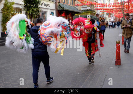 Londres, Royaume-Uni. 7 Février, 2019. Les préparatifs au China Town à Londres pour célébrer l'année du cochon, qui aura lieu dimanche le 10 mai. Credit : Yanice Idir/Alamy Live News Banque D'Images