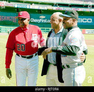 1 octobre 2006 - Washington, District of Columbia, États-Unis - Washington, D.C. - 1 octobre 2006 -- Washington Nationals manager Frank Robinson pose avec New York Mets Directeur général Omar Minaret et manager Willie Randolph avant le match au RFK Stadium de Washington, D.C. le 1 octobre 2006. (Crédit Image : © Ron Sachs/CNP via Zuma sur le fil) Banque D'Images