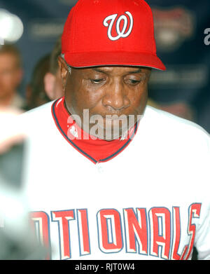 30 septembre 2006 - Washington, District of Columbia, États-Unis - Washington, D.C. - 30 septembre 2006 -- Frank Robinson quitte la conférence de presse annonçant qu'il ne reviendra pas en tant que manager de les Nationals de Washington en 2007 au RFK Stadium de Washington, D.C. le 30 septembre 2006. (Crédit Image : © Ron Sachs/CNP via Zuma sur le fil) Banque D'Images