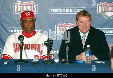 30 septembre 2006 - Washington, District of Columbia, États-Unis - Washington, D.C. - 30 septembre 2006 -- Washington Nationals Directeur général Jim Bowden, droite, annonce que Frank Robinson, gauche, ne reviendra pas en tant que manager en 2007 au RFK Stadium de Washington, D.C. le 30 septembre 2006. (Crédit Image : © Ron Sachs/CNP via Zuma sur le fil) Banque D'Images