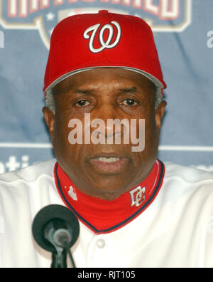 30 septembre 2006 - Washington, District of Columbia, États-Unis - Washington, D.C. - 30 septembre 2006 -- Washington Nationals Manager Frank Robinson répond aux questions après l'équipe a annoncé qu'il ne reviendra pas en tant que manager en 2007 au RFK Stadium de Washington, D.C. le 30 septembre 2006. (Crédit Image : © Ron Sachs/CNP via Zuma sur le fil) Banque D'Images