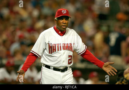 ***PHOTO*** Frank Robinson est décédé à 83 Washington, DC - 16 juin 2006 -- Washington Nationals manager Frank Robinson questions qu'une décision du juge-arbitre en action de jeu contre les Yankees de New York au Stade RFK à Washington, DC Le 16 juin 2006. Credit : Ron Sachs/CNP /MediaPunch Banque D'Images