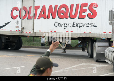 Bogota, Colombie, le 7 février 2019. Un policier dirige le convoi s'il atteint la frontière. Credit : Jonathan Tait/Alamy Live News Banque D'Images