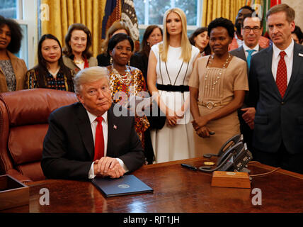 Le Président des Etats-Unis, Donald J. Trump signe le mémorandum présidentiel de sécurité nationale pour lancer la 'Women's Global de Développement et de prospérité' Initiative dans le bureau ovale de la Maison Blanche à Washington, DC le jeudi 7 février 2019. Également sur la photo est la première fille et conseiller du président Ivanka Trump. Crédit : Martin H. Simon/CNP | conditions dans le monde entier Banque D'Images