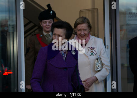 La rue Queen, Coleraine, Co Londonderry, en Irlande du Nord, le jeudi 7 février 2019. Son Altesse Royale la princesse Anne assiste à l'ouverture de la bibliothèque de Coleraine, dans le cadre d'une journée de visite en Irlande du Crédit : Brian Wilkinson/Alamy Live News Banque D'Images