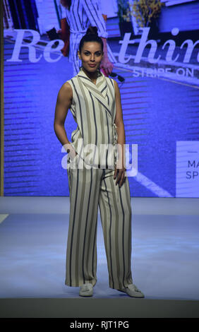 Mumbai, Inde. 7 Février, 2019. Un modèle vu présentant la nouvelle collection de Marks & Spencer's Spring Summer 2019 Fashion show lors de la conception de l'hôtel ITC Maratha à Mumbai. Credit : Azhar Khan SOPA/Images/ZUMA/Alamy Fil Live News Banque D'Images