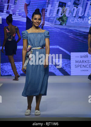 Mumbai, Inde. 7 Février, 2019. Un modèle vu présentant la nouvelle collection de Marks & Spencer's Spring Summer 2019 Fashion show lors de la conception de l'hôtel ITC Maratha à Mumbai. Credit : Azhar Khan SOPA/Images/ZUMA/Alamy Fil Live News Banque D'Images