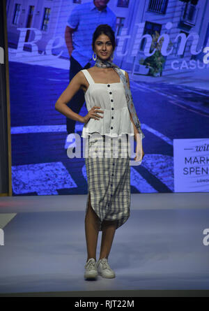 Mumbai, Inde. 7 Février, 2019. Un modèle vu présentant la nouvelle collection de Marks & Spencer's Spring Summer 2019 Fashion show lors de la conception de l'hôtel ITC Maratha à Mumbai. Credit : Azhar Khan SOPA/Images/ZUMA/Alamy Fil Live News Banque D'Images