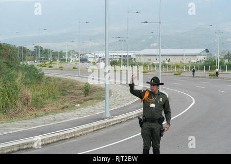 Bogota, Colombie, le 7 février 2019. Un agent de police des vagues dans le convoi d'aide. Credit : Jonathan Tait/Alamy Live News Banque D'Images