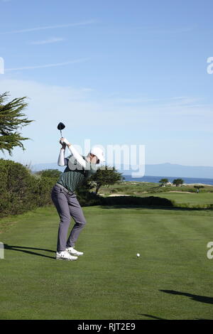 Country Club de la péninsule de Monterey, CA, USA. 7 Février, 2019. Jordan Spieth tees off sur le 8ème trou à la péninsule de Monterey CC lors de l'AT&T Pro-Am Crédit : Motofoto/Alamy Live News Banque D'Images