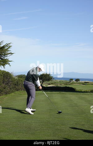 Country Club de la péninsule de Monterey, CA, USA. 7 Février, 2019. Jordan Spieth tees off sur le 8ème trou à la péninsule de Monterey CC lors de l'AT&T Pro-Am Crédit : Motofoto/Alamy Live News Banque D'Images