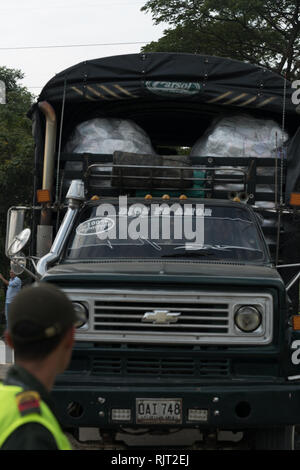 Bogota, Colombie, le 7 février 2019. Un camion transportant de l'aide pour le Venezuela est réalisé par un agent de police. Credit : Jonathan Tait/Alamy Live News Banque D'Images