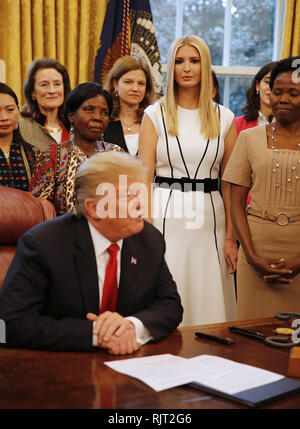 Washington, District de Columbia, Etats-Unis. 7 Février, 2019. Première fille et conseiller du président Ivanka Trump fait de commentaires avant le Président des Etats-Unis, Donald J. Trump signature du Mémorandum présidentiel de sécurité nationale pour lancer le ''Women's Global de Développement et de prospérité'' Initiative dans le bureau ovale de la Maison Blanche à Washington, DC le jeudi 7 février 2019. L'écoute à la droite est la première fille et conseiller du président Ivanka Trump Crédit : Martin H. Simon/CNP/ZUMA/Alamy Fil Live News Banque D'Images