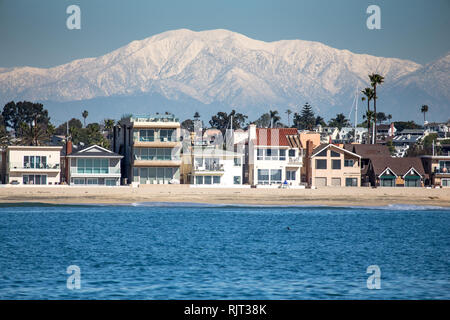 Californie, USA. 07Th Feb 2019. Couvert de neige récente Mt Baldy dans les montagnes San Gabriel vus de près de la côte de Newport Beach Californie USA 7 Février 2019 Crédit : Duncan Selby/Alamy Live News Banque D'Images