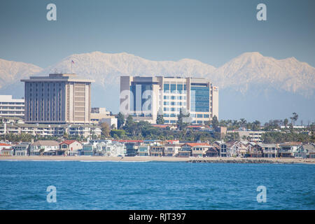 Californie, USA. 07Th Feb 2019. Couvert de neige récente Mt Baldy dans les montagnes San Gabriel vus de près de la côte de Newport Beach Californie USA 7 Février 2019 Crédit : Duncan Selby/Alamy Live News Banque D'Images