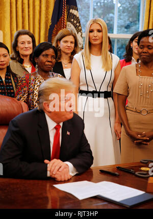 Première fille et conseiller du président Ivanka Trump fait de commentaires avant le Président des Etats-Unis, Donald J. Trump signature du Mémorandum présidentiel de sécurité nationale pour lancer la 'Women's Global de Développement et de prospérité' Initiative dans le bureau ovale de la Maison Blanche à Washington, DC le jeudi 7 février 2019. L'écoute à la droite est la première fille et conseiller du président Ivanka Trump. Crédit : Martin H. Simon/CNP /MediaPunch Banque D'Images