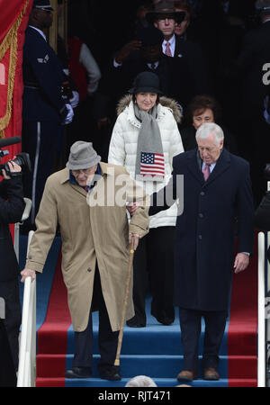 Washington, États-Unis d'Amérique. Jan 21, 2013. Le membre du Congrès John Dingell (D-MI) à gauche, conduit la Chambre des représentants pour le président Barack Obama à prêté serment pour un second mandat en tant que le président des États-Unis par le juge en chef de la Cour suprême John Roberts au cours de sa cérémonie d'inauguration à le Capitole à Washington, DC Le 21 janvier 2013. Crédit : Pat Benic/Piscine via CNP | Conditions de crédit dans le monde entier : dpa/Alamy Live News Banque D'Images