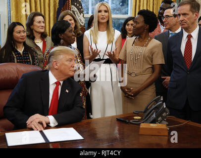 Washington, District de Columbia, Etats-Unis. 7 Février, 2019. Première fille et conseiller du président Ivanka Trump fait de commentaires avant le Président des Etats-Unis, Donald J. Trump signature du Mémorandum présidentiel de sécurité nationale pour lancer la 'Women's Global de Développement et de prospérité' Initiative dans le bureau ovale de la Maison Blanche. Crédit : Martin H. Simon/CNP/ZUMA/Alamy Fil Live News Banque D'Images