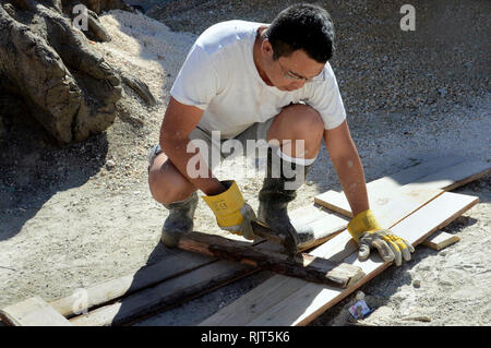 (190208) -- LA HAVANE, le 8 février 2019 (Xinhua) -- Photo prise le 6 février 2019 montre une Weijian Na, 29 ans, chinoise en aidant les efforts de récupération à la suite d'une tornade dévastatrice dans le sud-est de la communauté, Regla à La Havane, Cuba. Alors que des millions de Chinois dans le monde célèbrent la nouvelle année lunaire, Na Weijian est passer des vacances dans une façon très différente. L'expatrié chinois a passé la dernière semaine dans le confort de son domicile de La Havane à rejoindre les efforts de rétablissement à la suite d'une tornade dévastatrice qui a détruit des parties de la capitale cubaine, le 27 janvier, 2019 Banque D'Images