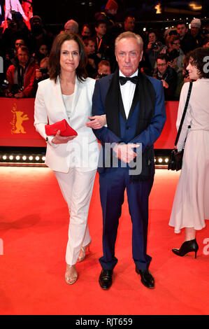 Berlin, Allemagne. 07Th Feb 2019. Claudia Michelsen et Udo Kier, assister à l'ouverture du festival avec la 'La bonté des étrangers' première au 69e Festival International du Film de Berlin Berlinale Berlinale 2019 / au palais le 7 février 2019 à Berlin, Allemagne. Credit : Geisler-Fotopress GmbH/Alamy Live News Banque D'Images