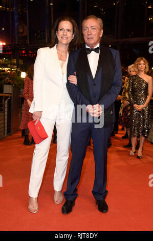 Berlin, Allemagne. 07Th Feb 2019. Claudia Michelsen et Udo Kier, assister à l'ouverture du festival avec la 'La bonté des étrangers' première au 69e Festival International du Film de Berlin/Berlinale 2019 Berlinale au Palace le 7 février 2019 à Berlin, Allemagne. Credit : Geisler-Fotopress GmbH/Alamy Live News Banque D'Images
