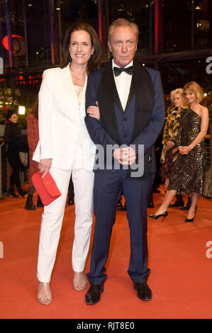 Berlin, Allemagne. 07Th Feb 2019. Claudia Michelsen et Udo Kier, assister à l'ouverture du festival avec la 'La bonté des étrangers' première au 69e Festival International du Film de Berlin/Berlinale 2019 Berlinale au Palace le 7 février 2019 à Berlin, Allemagne. Credit : Geisler-Fotopress GmbH/Alamy Live News Banque D'Images