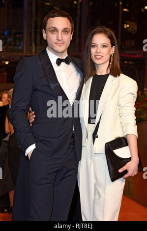 Berlin, Allemagne. 07Th Feb 2019. Franz Rogowski et Paula Beer assister à l'ouverture du festival avec la 'La bonté des étrangers' première au 69e Festival International du Film de Berlin/Berlinale 2019 Berlinale au Palace le 7 février 2019 à Berlin, Allemagne. Credit : Geisler-Fotopress GmbH/Alamy Live News Banque D'Images