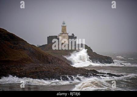 Limeslade Bay, Swansea, Pays de Galles. Le 08 février, 2019. Smash dans les vagues rochers Phare Mumbles Bracelet à Bay près de Swansea ce matin que la zone est battue par les fortes tempêtes du sud-ouest. Credit : Phil Rees/Alamy Live News Banque D'Images