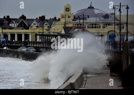 Porthcawl, Pays de Galles, Royaume-Uni. 8 Février, 2019. Les vagues causées par l'Orage Erik violation le mur de défense de la mer à Porthcawl, Bridgend County, dans le sud du Pays de Galles, ce vendredi matin. 'Storm Erik - sud-ouest à ouest vents peuvent atteindre des vitesses moyennes de 65 à 80 km/h avec de graves ou d'endommager des rafales de 110 à 130 km/h. "Les vents les plus forts seront exposés dans les zones côtières, où ces valeurs peuvent être dépassées à certains moments. "Très haute mer ainsi avec quelques inondations côtières." Photo Météo. Alamy News/Peter Crédit : Peter Bolter, Bolter/Alamy Live News Banque D'Images