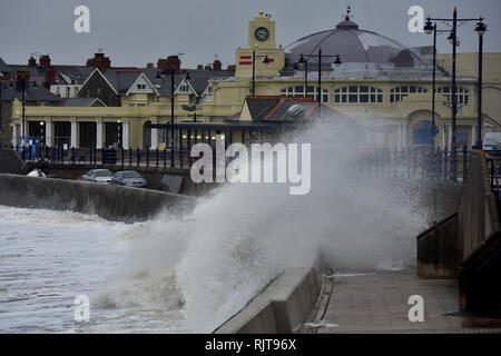 Porthcawl, Pays de Galles, Royaume-Uni. 8 Février, 2019. Les vagues causées par l'Orage Erik violation le mur de défense de la mer à Porthcawl, Bridgend County, dans le sud du Pays de Galles, ce vendredi matin. 'Storm Erik - sud-ouest à ouest vents peuvent atteindre des vitesses moyennes de 65 à 80 km/h avec de graves ou d'endommager des rafales de 110 à 130 km/h. "Les vents les plus forts seront exposés dans les zones côtières, où ces valeurs peuvent être dépassées à certains moments. "Très haute mer ainsi avec quelques inondations côtières." Photo Météo. Alamy News/Peter Crédit : Peter Bolter, Bolter/Alamy Live News Banque D'Images