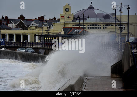 Porthcawl, Pays de Galles, Royaume-Uni. 8 Février, 2019. Les vagues causées par l'Orage Erik violation le mur de défense de la mer à Porthcawl, Bridgend County, dans le sud du Pays de Galles, ce vendredi matin. 'Storm Erik - sud-ouest à ouest vents peuvent atteindre des vitesses moyennes de 65 à 80 km/h avec de graves ou d'endommager des rafales de 110 à 130 km/h. "Les vents les plus forts seront exposés dans les zones côtières, où ces valeurs peuvent être dépassées à certains moments. "Très haute mer ainsi avec quelques inondations côtières." Photo Météo. Alamy News/Peter Crédit : Peter Bolter, Bolter/Alamy Live News Banque D'Images