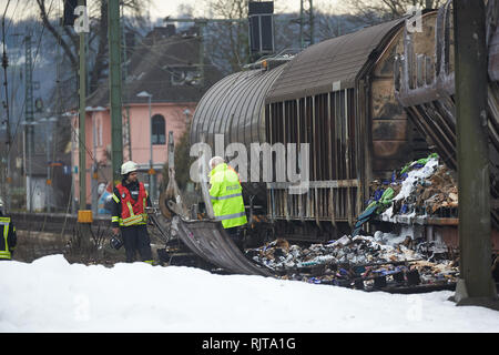 07 février 2019, Rhénanie-Palatinat, Unkel : Après l'incendie de quatre wagons de fret, les employés de chemin de fer sont occupés à la récupération et la réparation de la ligne. La ligne de chemin de fer sur la rive droite du Rhin est fermé jusqu'à nouvel avis. Photo : Thomas Frey/dpa | conditions dans le monde entier Banque D'Images