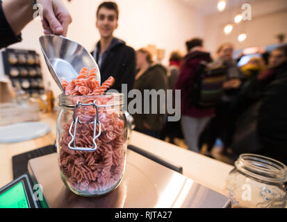 07 février 2019, Hessen, Frankfurt/Main : Les nouilles sont remplis dans le récipient en verre et pesés. Dans la première boutique d'emballage à Francfort, plus de déchets en plastique est d'être produits lors de l'achat. Les clients doivent apporter leurs propres contenants. Photo : Andreas Arnold/dpa | conditions dans le monde entier Banque D'Images