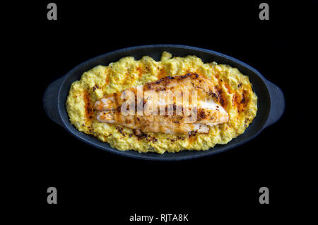 Casserole de poisson grillé de la nourriture sur le ragoût en vue de dessus de table en bois Banque D'Images