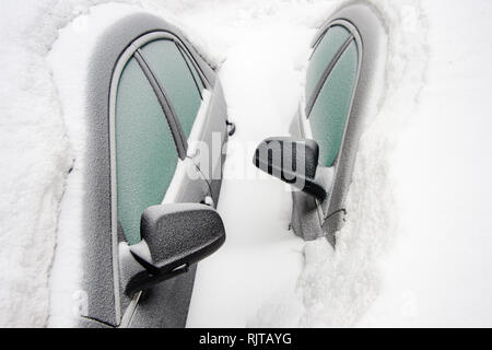 Les rétroviseurs de voiture de deux voitures ensevelies dans la neige après tempête (Montréal, Canada) Banque D'Images