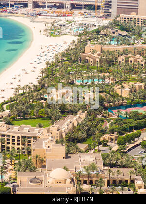Plage côte avec piscine ouverte hôtels à Dubaï. Vue à partir de la hauteur. Banque D'Images