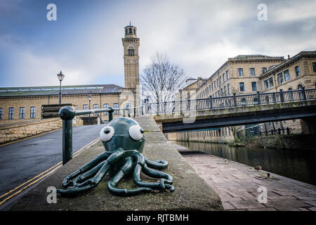 Illustration de la pieuvre Leeds et Liverpool Canal, Saltaire, Bradford, UNESCO World Heritage site, Bradford, West Yorkshire, Angleterre. Banque D'Images