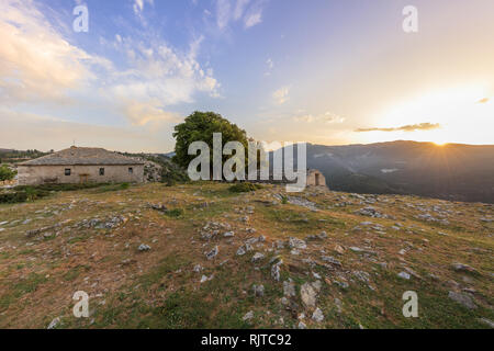 Le lever du soleil dans le village de Kastro. L'île de Thassos, Grèce Banque D'Images