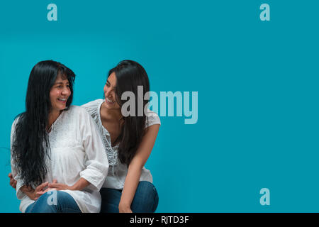 Mère et fille mexicaines souriant et riant le jour des mères Banque D'Images