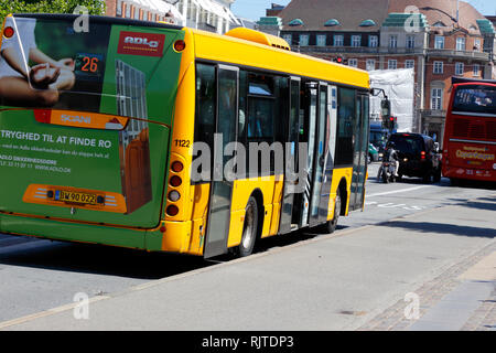 Copenhague, Danemark - 27 juin 2018 : vue arrière d'un transport public bus jaune de la ville dans le quartier du centre-ville exploite la ligne 26. Banque D'Images