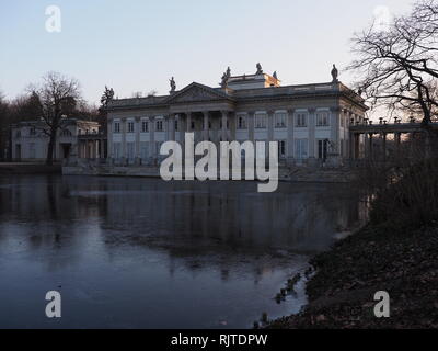 Palace sur l'île au lac dans les bains dans le parc européen de Varsovie Capitale de la Pologne en 2018 en décembre Banque D'Images