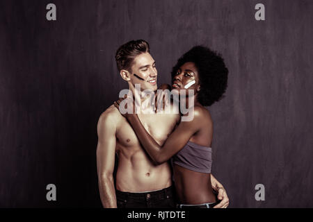 Blonde joyeuse man hugging sa chère amie Banque D'Images