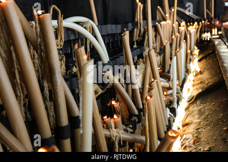 Bougies fondu dans la ville de Fatima au Portugal. Des bougies allumées en signe de la foi chrétienne. Concept d'espitiruality. Banque D'Images