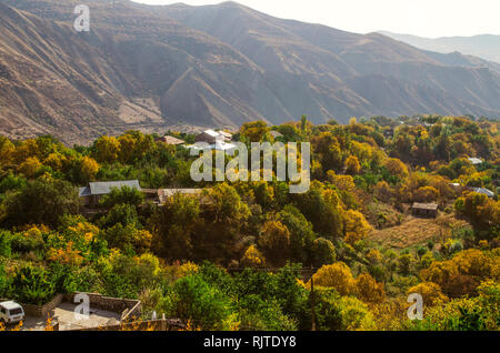 Vue de l'automne jaunies, jardins d'un petit village situé en hauteur dans les montagnes Geghama ridge situé dans l'Arménie Banque D'Images