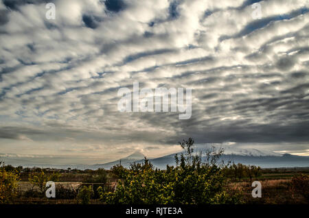 Ciel d'automne dans la vallée du mont Ararat assombries à partir d'une accumulation de couches de nuages Banque D'Images