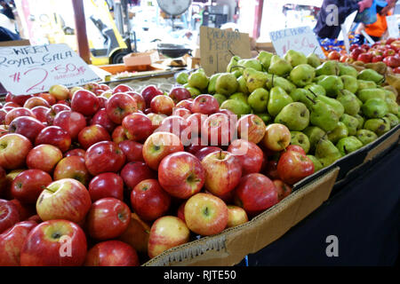 Les fruits comme les pommes et les poires vendues au marché de Victoria Melbourne Australie Banque D'Images