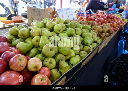 Les fruits comme les pommes et les poires vendues au marché de Victoria Melbourne Australie Banque D'Images