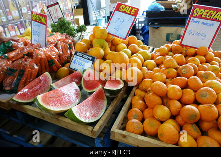 Vendeur de fruits frais au marché de Victoria, Melbourne, Australie Banque D'Images