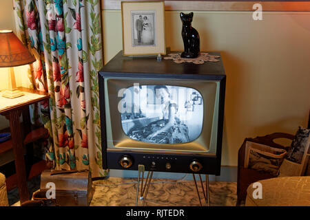 Vintage 1950 Motorola noir et blanc télévision et salle de séjour dans les années 50 au Musée des beaux-arts de Vancouver, British Columbia, Canada Banque D'Images